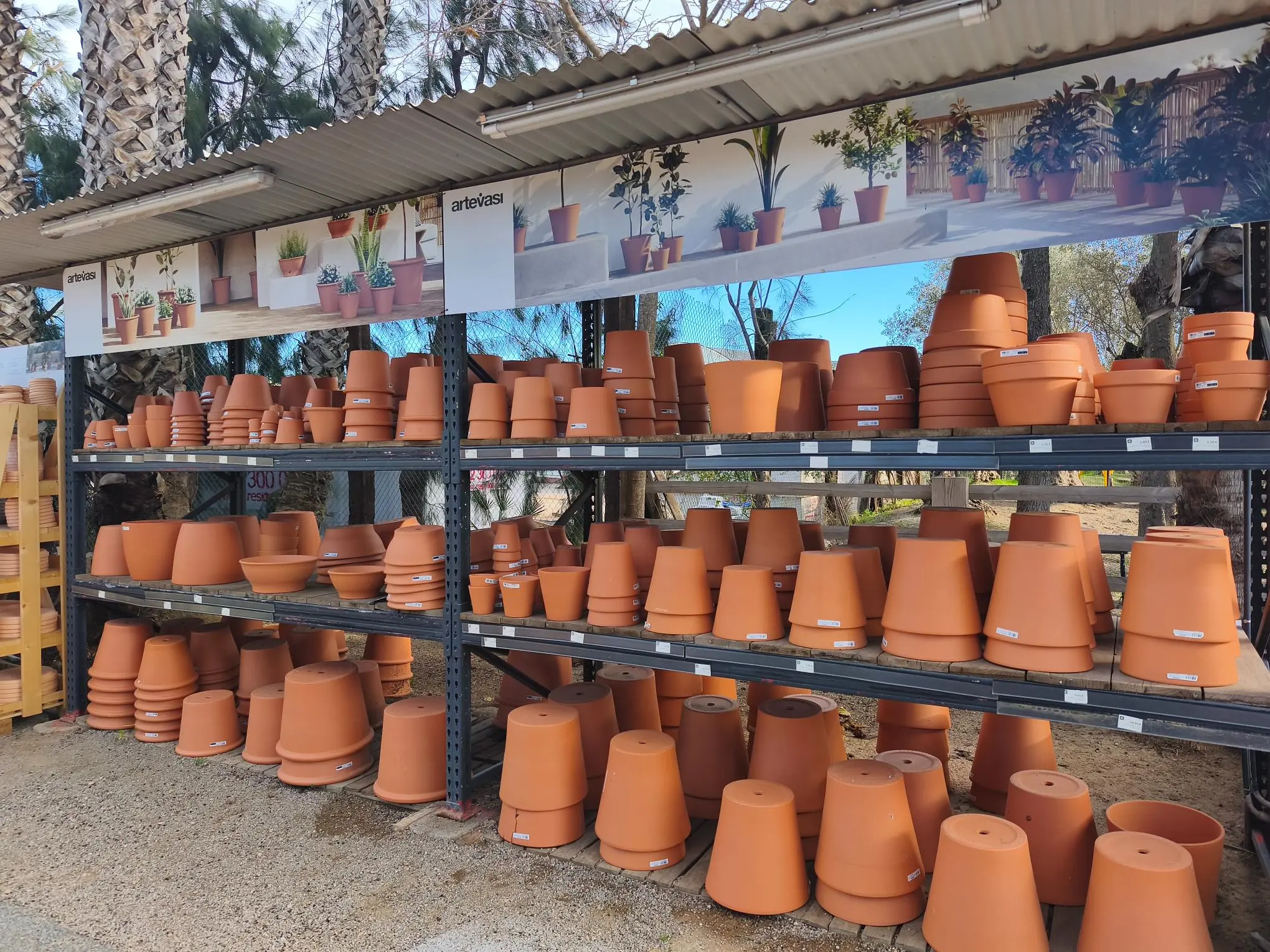 Macetas de terracota de Artevasi en Bordas Garden